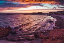 Dramático céu ao pôr do sol e cidade na costa, Sardenha, Itália — Fotografia de Stock