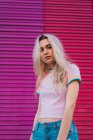 Блондинка позує на фіолетову стіну — стокове фото