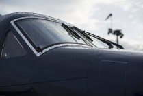 Schwarzer Kadaver eines kleinen Oldtimer-Flugzeugs im Hangar — Stockfoto