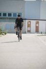 Інвалідний чоловік їде на велосипеді в місті — стокове фото
