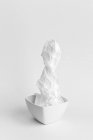 Морщинистая бумага на керамической композиции миски на белом фоне — стоковое фото