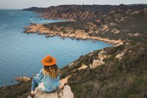 Frau auf Felsen am Meer und Blick auf Aussicht — Stockfoto