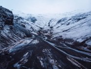 Vallée de montagne avec rivières en hiver, Islande — Photo de stock