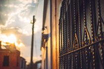 Nahaufnahme der Abendsonne über dem Tor auf der Straße — Stockfoto