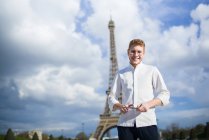 Lächelnder Rothaarkoch mit Messern vor dem Eiffelturm in Paris — Stockfoto