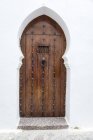 Puertas de entrada típicas de madera árabe, Marruecos - foto de stock