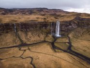 Cascada remota y valle con ríos, Islandia - foto de stock
