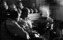 Музичне тріо Куби грає в нічному клубі, чорно-білий постріл з довгим виступом. — стокове фото