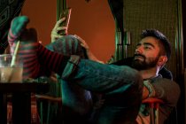 Künstler Mann mit Smartphone im Stuhl — Stockfoto
