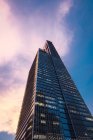 Moderna torre dell'ufficio con cielo drammatico sullo sfondo, Singapore — Foto stock