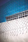 Bâtiment en béton bleu et blanc et clôture en filet — Photo de stock