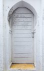 Entrada típica árabe porta branca, Marrocos — Fotografia de Stock