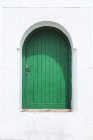 Típica puerta de ventana verde árabe con arco, Marruecos - foto de stock