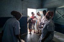 ANGOLA - ÁFRICA - 5 DE ABRIL DE 2018 - Mulheres negras saindo da clínica — Fotografia de Stock