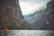 Touristen schwimmen auf einem Boot in der Schlucht von Sumidero, Chiapas, Mexiko — Stockfoto