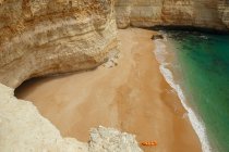 Canoë sur la plage, côte de l'Algarve — Photo de stock