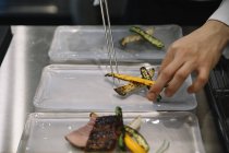Koch bereitet Speisen mit Stäbchen im Restaurant zu — Stockfoto