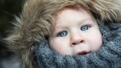 Porträt des süßen kleinen Jungen in warmer Jacke, der in die Kamera blickt — Stockfoto