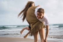 Сміються друзі-підлітки, які обманюють море влітку — стокове фото