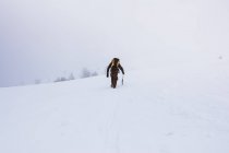 Туристична з рюкзака сходження на снігові гори — Stock Photo