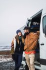 Fröhliches Paar lehnt sich in der Natur an Transporter — Stockfoto