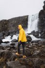 Turista esplorare cascata rocciosa — Foto stock