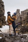 Paar steht mit Felsformationen in der Natur — Stockfoto