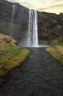 Водоспад бризок від скелі, Ісландія — стокове фото