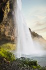 Водопад брызжет со скалы, Исландия — стоковое фото