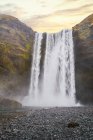 Водопад брызжет со скалы, Исландия — стоковое фото