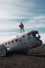 Fotógrafo masculino em pé na planície destruída na natureza, Islândia — Fotografia de Stock