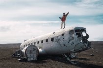 Männlicher Fotograf steht auf einer zerstörten Ebene in der Natur, Island — Stockfoto