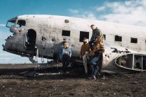 Люди, стоящие рядом с самолетом — стоковое фото