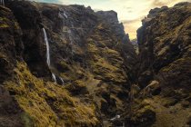 Wasserfall fließt in Felsen — Stockfoto