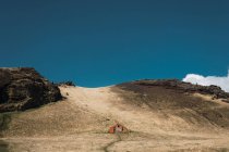 Casa in legno abbandonata sulla collina sotto il cielo blu, Islanda — Foto stock