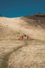 Maison en bois abandonnée sur une colline sous le ciel bleu, Islande — Photo de stock