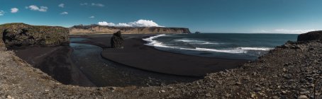 Рок освіта на пляжі з чорним піском, Kirkjufjara, Ісландія — стокове фото