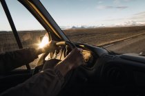 El hombre conduciendo carretera en la naturaleza - foto de stock