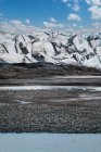 Landschaft aus schneebedeckten felsigen Bergen, Skaftafell, Island — Stockfoto