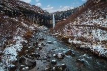 Cachoeira salpicando de penhasco, Islândia — Fotografia de Stock