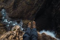 Земляные ноги человека в горах — стоковое фото