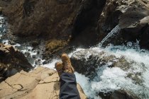 Земляные ноги человека в горах — стоковое фото