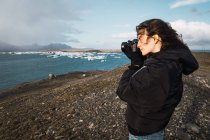 Mulher tirando foto de mar frio — Fotografia de Stock
