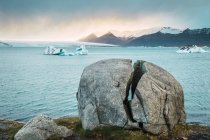 Felsformationen an der Küste und Gletscher im kalten Meer, Island — Stockfoto