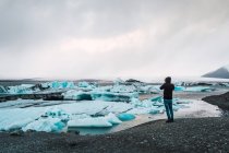 Человек, стоящий на холодном море — стоковое фото