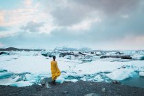 Жінка стоїть на холодному пейзажі — стокове фото