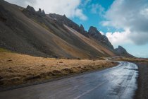 Пейзаж кривой дороги в скалистых горах, ледники — стоковое фото