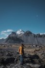 Donna con i capelli volanti in piedi in montagne remote — Foto stock