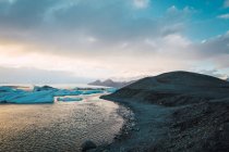 Valle di montagna innevata con fiume in Islanda — Foto stock