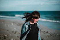Frau geht am Meer spazieren — Stockfoto